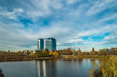 Sonbaharda göletin yanında iş binası. Markham, Kanada