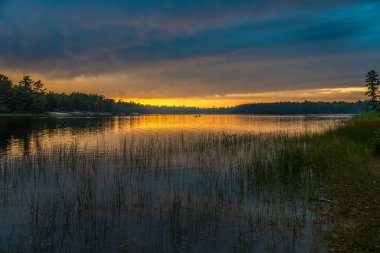 Grundy Lake Park, Kanada 'da orman gölü üzerinde gün batımı