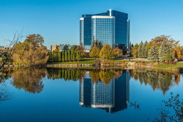 Sonbaharda göletin yanında iş binası. Markham, Kanada