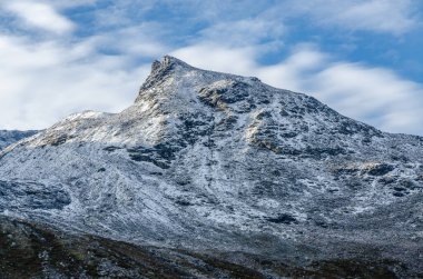 Norveç 'te sonbahar zamanı dağ ve dağlık arazi