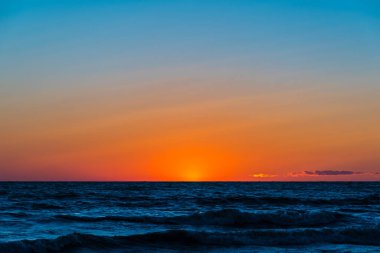 Superior Gölü 'nün üzerinde renkli bir günbatımı, Kanada