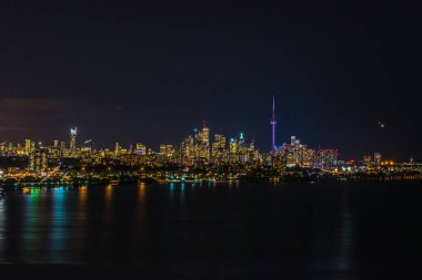 Toronto silueti gece vakti Ontario Gölü üzerinde.