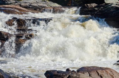 Superior Gölü İl Parkı, Kanada 'daki kayaların üzerinde çağlayan su.