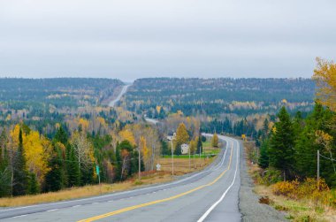 Superior Gölü yakınlarındaki Trans Canada Otoyolu, Ontario, Kanada