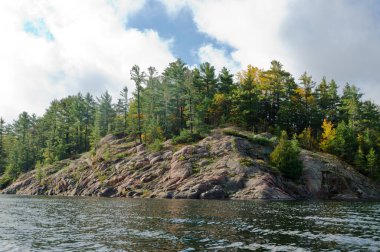 Killarney Park, Kanada 'da Orman Gölü' nün üzerinde gün doğumu