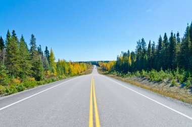 Superior Gölü yakınlarındaki Trans Canada Otoyolu, Ontario, Kanada