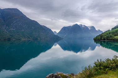 Sonbahar zamanı Norveç fiyordunda yansıma