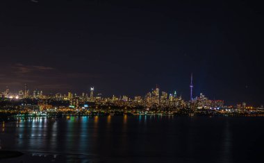 Toronto silueti gece vakti Ontario Gölü üzerinde.