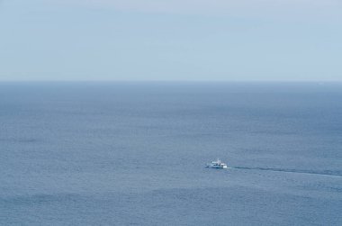 Newfoundland kıyısında Atlantik Okyanusu 'nda küçük bir tekne.
