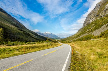 Norveç 'te yol Sonbahar zamanı