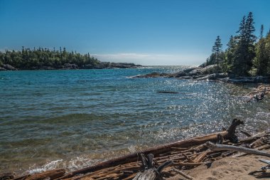 Kanada, Superior Gölü 'nün Rocky sahili.