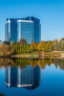 Sonbaharda göletin yanında iş binası. Markham, Kanada