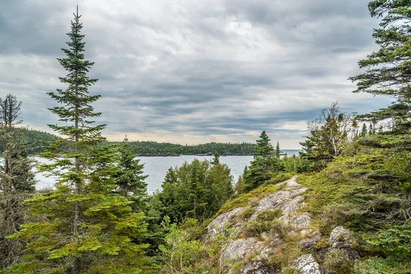 Árboles Rocas Agua Lago Superior Bajo Nubes Cielo — Foto de Stock