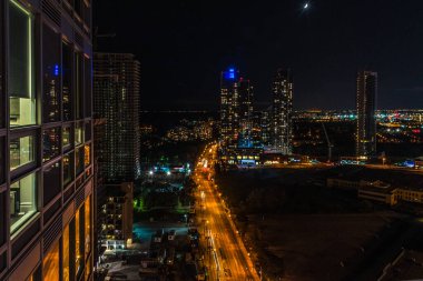 Toronto silueti gece vakti Ontario Gölü üzerinde.
