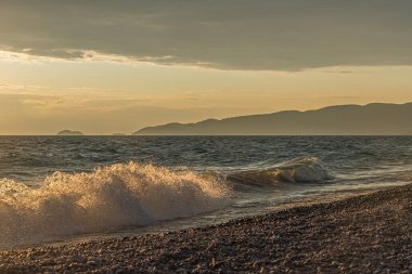 Superior Gölü 'nün yüzeyinde gün batımı. Kanada