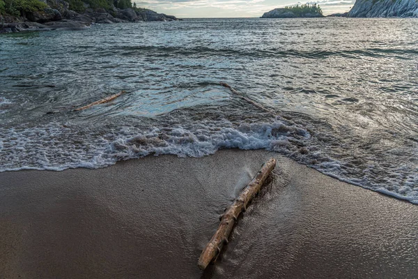 Superior Gölü Kanada Nın Kumlu Plajında Sürüklenen Ahşap — Stok fotoğraf