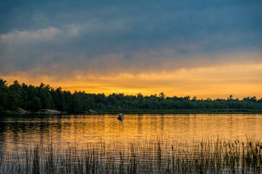Grundy Lake Park, Kanada 'da orman gölü üzerinde gün batımı