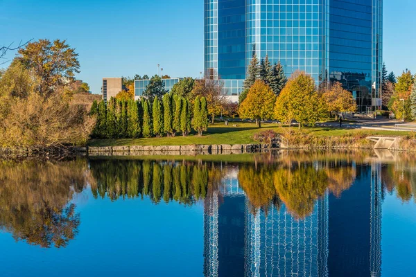 Obchodní Budova Rybníka Podzim Markham Kanada — Stock fotografie