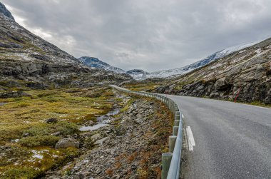 Norveç 'te yol Sonbahar zamanı