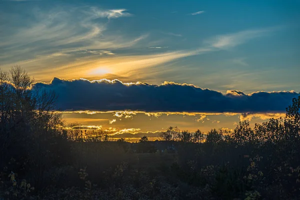 Dunkle Wolken Hellen Himmel Bei Sonnenuntergang — Stockfoto