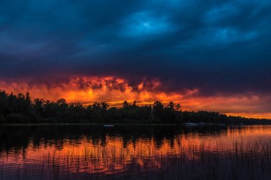 Grundy Lake Park, Kanada 'da orman gölü üzerinde gün batımı