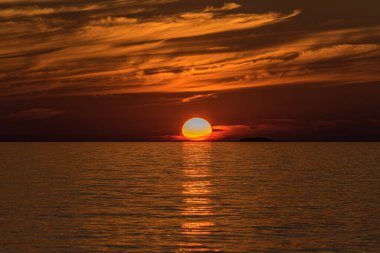 Güzel Superior Gölü 'nün yüzeyinde gün batımı