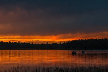 Grundy Lake Park, Kanada 'da orman gölü üzerinde gün batımı