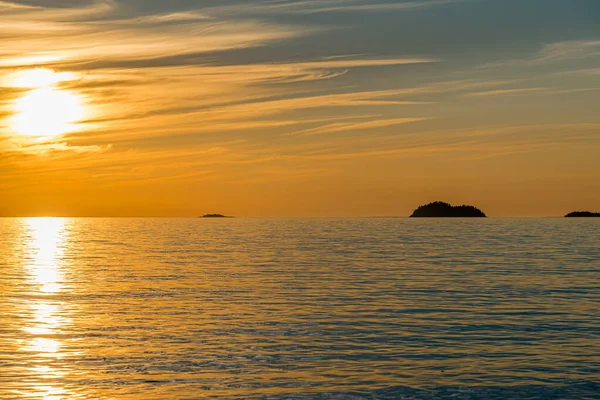 Güzel Superior Gölü 'nün yüzeyinde gün batımı