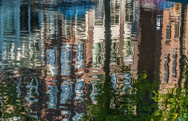 Amsterdam şehir merkezinin eski kanalları