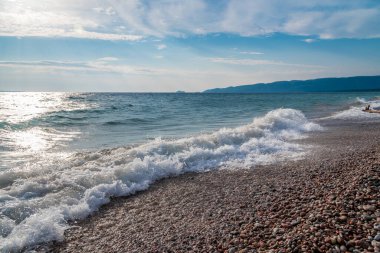 Superior Gölü kıyısında sörf. Kanada