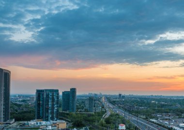 Toronto, Kanada 'daki Ontario Gölü kıyısındaki apartman manzarası.