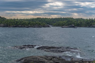 Superior Gölü, Kanada 'nın kayalık sahillerinde sörf
