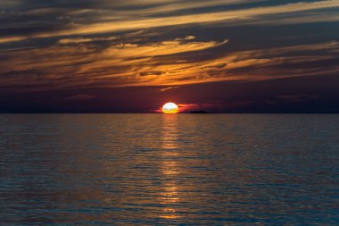 Güzel Superior Gölü 'nün yüzeyinde gün batımı