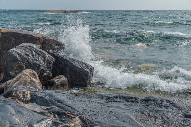 Superior Lake Park 'taki kayalık arazide sörf. Kanada