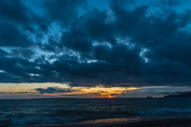 Güzel Superior Gölü 'nün yüzeyinde gün batımı