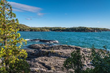 Güneşli bir günde, Superior Gölü Körfezi, Kanada.