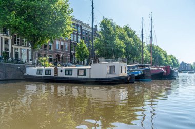 Amsterdam şehir merkezindeki eski kanallar