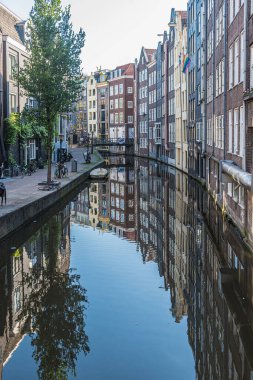 Amsterdam şehir merkezinin eski kanalları