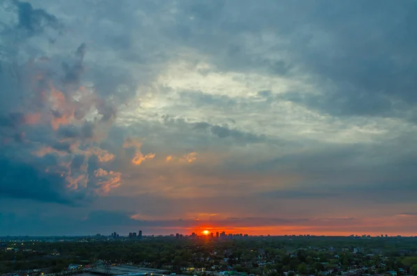 Pôr Sol Nuvens Céu Sobre Etobicoke Toronto Canadá — Fotografia de Stock