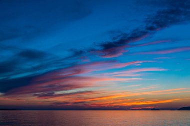 Güzel Superior Gölü 'nün yüzeyinde gün batımı