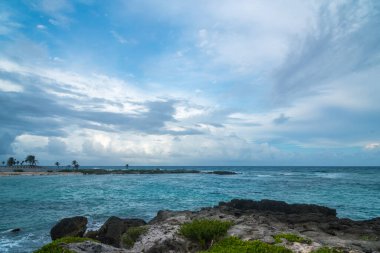 Meksika 'daki tropikal kıyı şeridinde Karayip deniz dalgaları