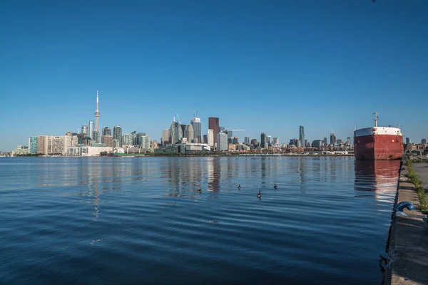 Toronto Skyline Lac Ontario Dans Matinée Ensoleillée — Photo