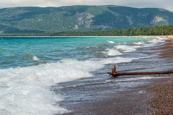 スペリオル湖の岸でサーフ カナダ — ストック写真