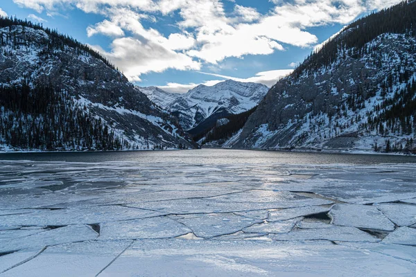 Estanque Blanco Montañas Rocosas Cerca Canmore Alberta Canadá — Foto de Stock