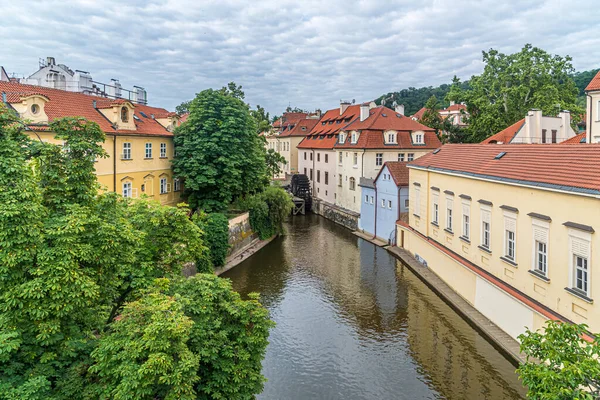 Pohled Vodní Kanál Budovy Praze Letním Období — Stock fotografie