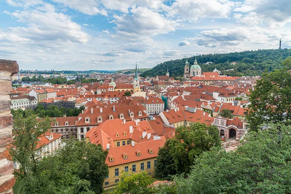 布拉格市住房红砖屋顶景观 — 图库照片