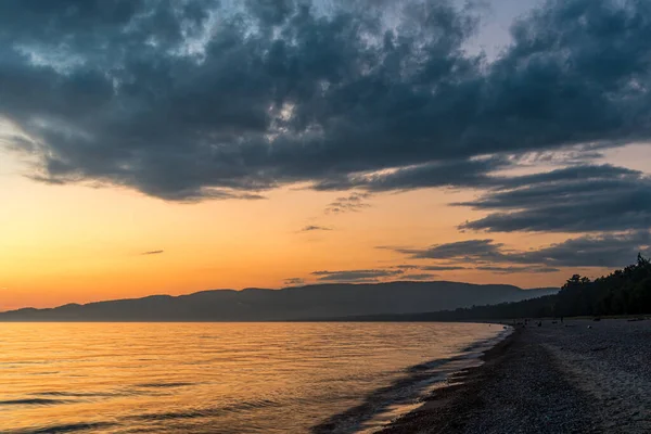 美しいスペリオル湖の表面に沈む夕日 — ストック写真