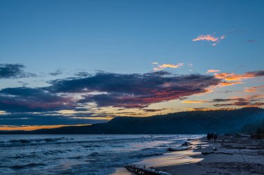 Superior Gölü 'nün yüzeyinde gün batımı. Kanada