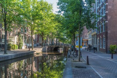 Amsterdam şehir merkezinin eski kanalları