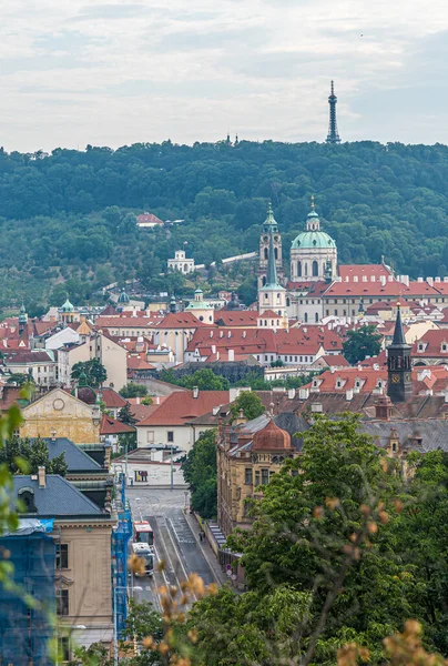 Dům Praze Červený Dlaždicový Výhled Střechu — Stock fotografie